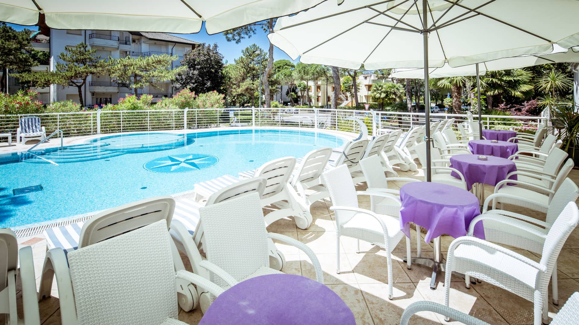 Piscina e terrazzo all'hotel San Francisco di Lignano