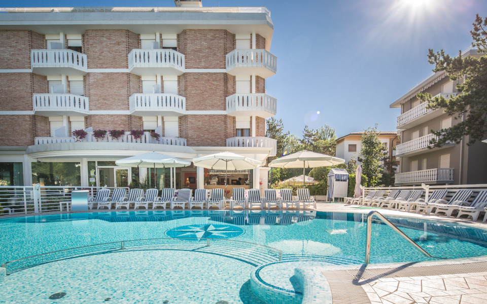 Piscina con lettini dell'hotel San Francisco a Lignano